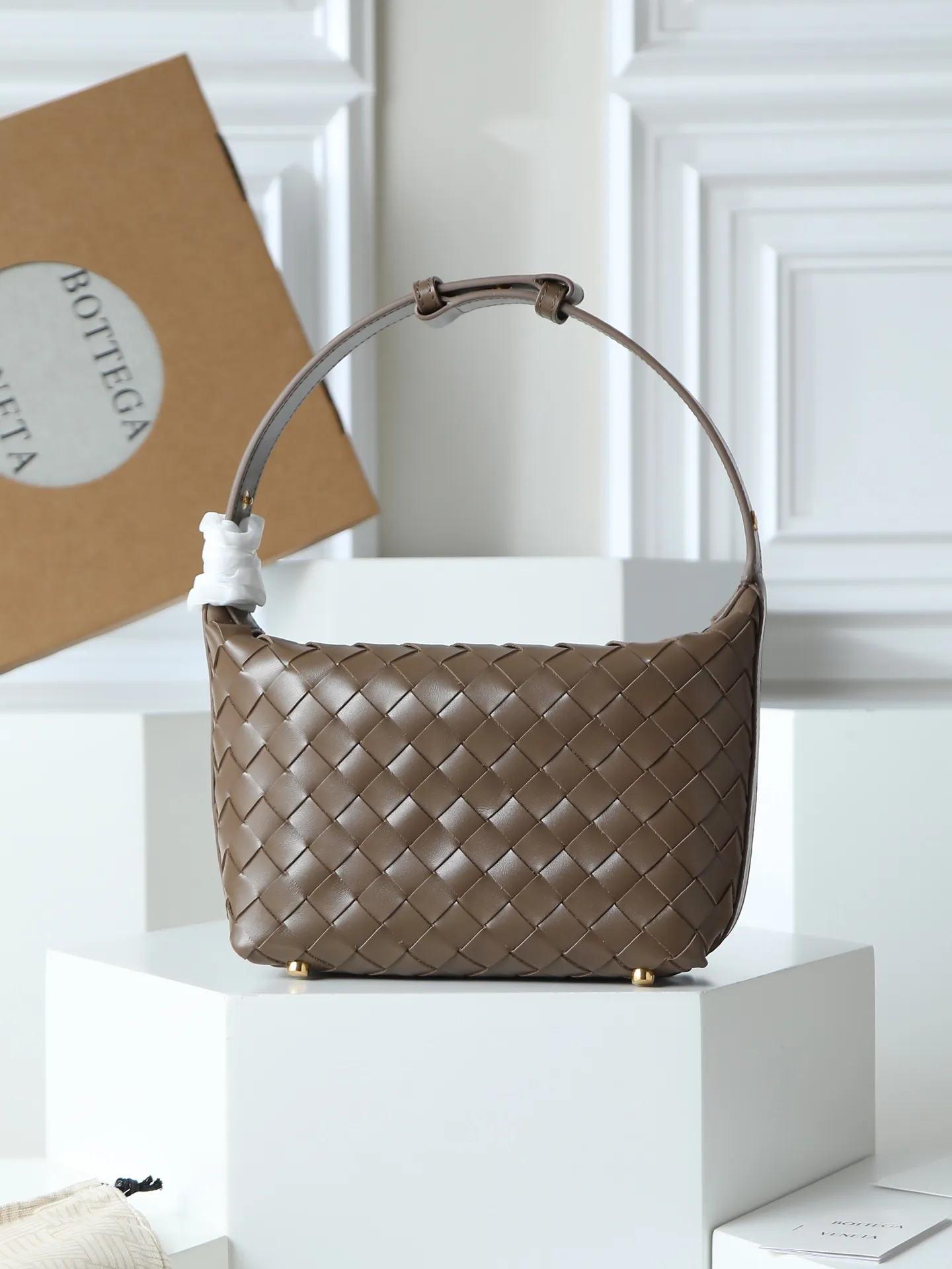 Batch 1620. A lunch bag that is predicted to be popular again this year. The entire bag is made of top-grade naa lambskin. It is very soft and lightweight. It also uses the intrecciato weaving process that the two founders spent several months developing from the beginning of the brand. It is completely hand-woven by Italian craftsmen. It perfectly reflects the craftsmanship of Bottega. The entire bag shape is also a very practical and popular lunch box bag shape. The slightly curved arc of the bag mouth can also better fit our wrists. Style number: 754443 Size: 22*13*9